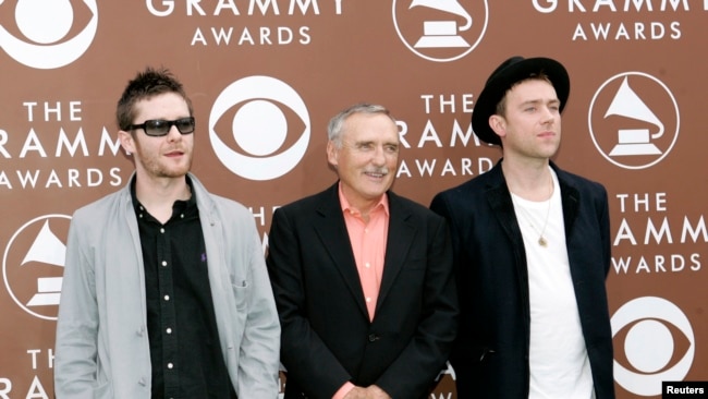 Джейми Хюлет (ляво) и Деймън Олбърн (дясно) заедно с актьора Денис Хопър