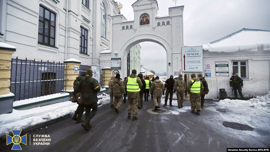 Сотрудники СБУ на территории Киево-Печерской лавры, 22 ноября 2022 года