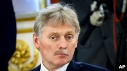  „Nu, nu pot confirma”, a declarat miercuri purtătorul de cuvânt al lui Putin, Dmitri Peskov (foto), întrebat despre un articol din Financial Times care vorbește de un avertisment transmis de Xi lui Putin când a vizitat Moscova în martie.