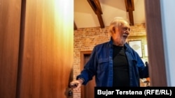 Isa Qosja në shtëpinë e tij në Prishtinë.