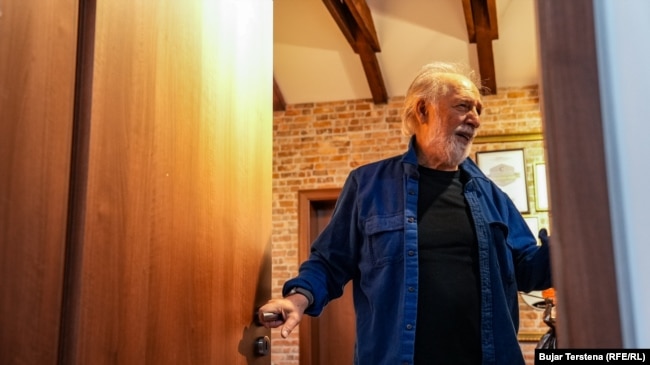 Isa Qosja në shtëpinë e tij në Prishtinë.