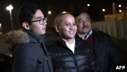 Казахский оппозиционный политик Мухтар Аблязов (в центре) вышел из тюрьмы во Франции. 9 декабря 2016 года.