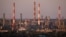 По данным штаба, завод выпускает более 30 видов нефтепродуктов, в частности, бензин, дизельное топливо и авиационный керосин