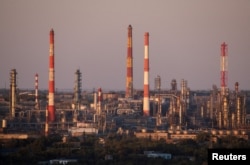 Загальний вигляд нафтопереробного заводу «Орськнафтооргсинтез» у місті Орськ Оренбурзької області, Росія, 28 серпня 2025 року