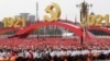 Učesnici na paradi mašu nacionalnim i partijskim zastavicama na 100-tu godišnjicu KP Kine, Trg Tjenanmen u Pekingu, 1. juli 2021. 
