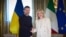Прем’єр-міністерка Італії Джорджа Мелоні (п) із президентом України Володимиром Зеленським