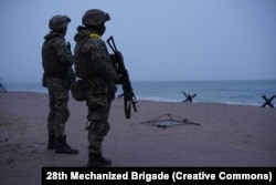 Військовослужбовці 28-ї окремої механізованої бригади імені Лицарів Зимового походу на узбережжі в Одесі. Лютий-березень 2022 року