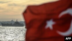 Турецький прапор майорить на тлі російського військового корабля