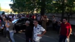 Կամավորները շտապում են զինկոմիսարիատներ. էստոնացի ազատամարտիկը վրձնով ու ներկով է պատերազմ գնում