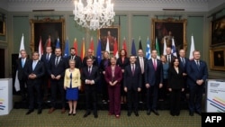 Britanska ministarka Ivet Kuper (donji red u sredini) je domaćin sastanka ministara spoljnih poslova evropskih zemalja u zamku Hilsboro blizu Belfasta 9. oktobra 2025.