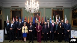 Fotografia familjare e samitit të zhvilluar në Kështjellën Hillsborou afër Belfastit më 9 tetor 2025. 