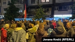 Okupljeni građani uzvikuju "Ruke su vam krvave", što je jedan od slogana antivladinih protesta nakon pogibije 16 ljudi u padu nadstrešnice Železničke stanice u Novom Sadu, 18. maj 2025.