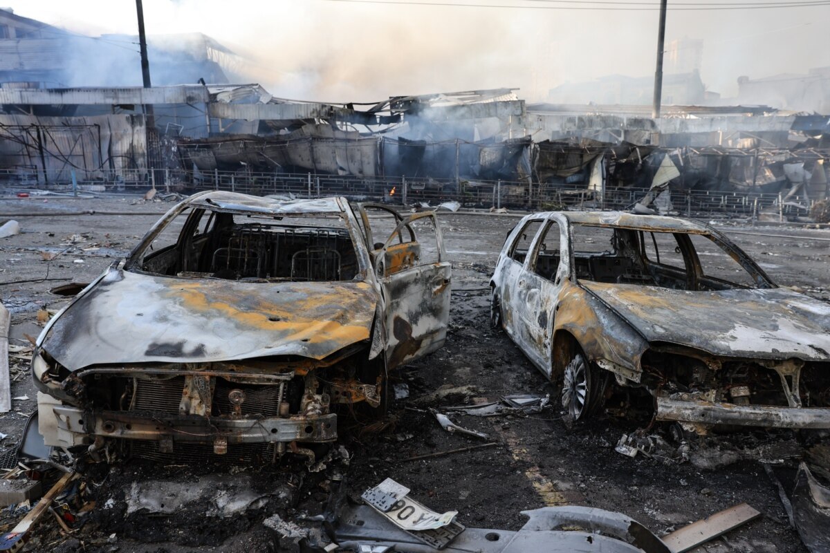 Згорілі авто та ринок внаслідок російської атаки на Київ