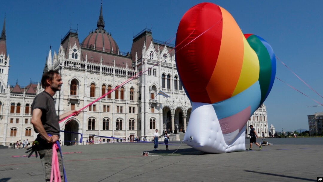 Comisia Europeană a criticat dur legea votată în Ungaria legată de drepturile comunității LGBT. Protest la Budapesta, 2021