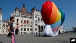 Comisia Europeană a criticat dur legea votată în Ungaria legată de drepturile comunității LGBT. Protest la Budapesta, 2021