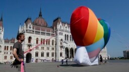 Tiltakozás az LMBTQ-ellenes törvény ellen Budapesten 2021. július 8-án