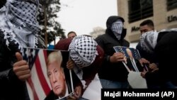 Palestinci u Zapadnoj obali pale slike Donalda Trumpa, Ramala