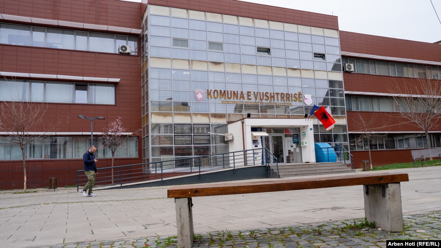 Ndërtesa e Komunës së Vushtrrisë.