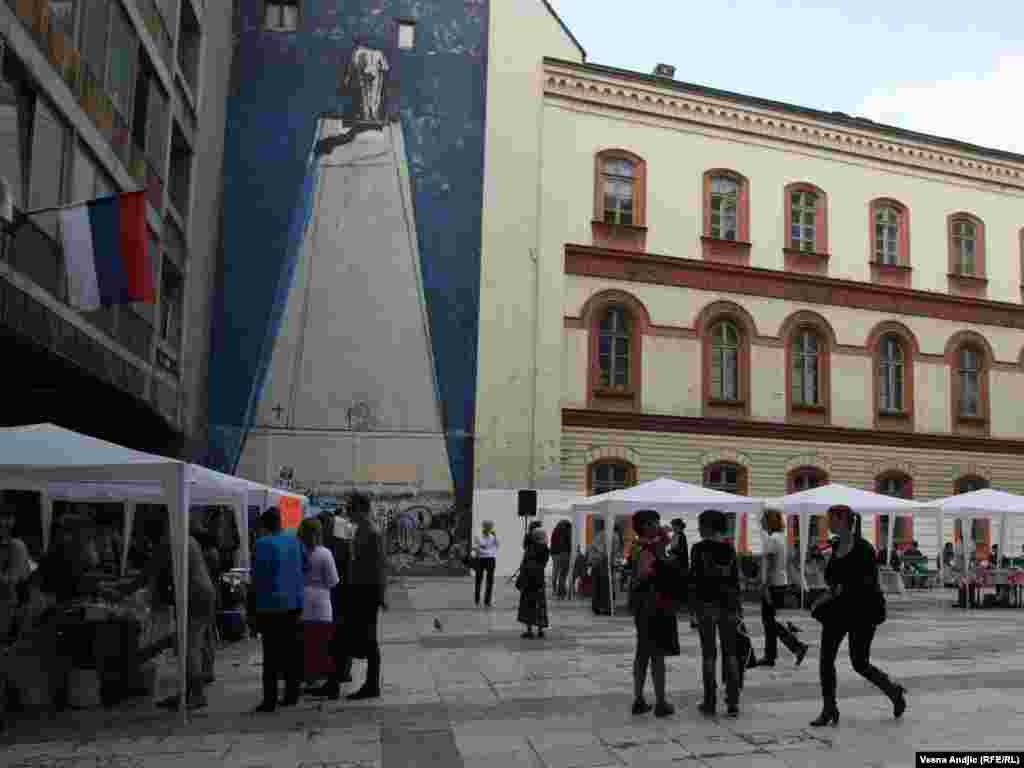 Na platou ispred filozofskog fakulteta udruženje "Umetnost življenja" organizovalo je obeležavanje Međunarodnog dana mira, Beograd, 21.09.2011. Foto: Vesna Anđić / RSE