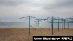 Пустые пляжи Феодосии в последние дни апреля 2026 года. Аннексированный Крым
