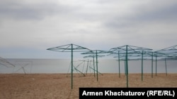 Пустынный феодосийский пляж, 23 апреля 2026 года