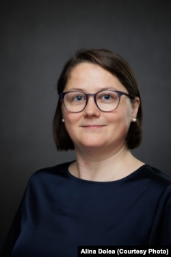 Alina Dolea este profesor-asociat în Comunicare Strategică și Diplomație Publică la Universitatea Bournemouth din Marea Britanie.