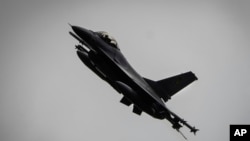 Unul din cele câteva avioane F-16 primite de Ucraina din Occident, zburând într-un loc și un moment care nu au fost făcute publice. 