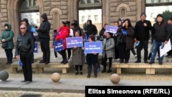 Преди година Пеевски свика подобенпротест под мотото "Не сме фантоми" в отговор на обвиненията, че гласовете за него на последните избори са резултат от манипулации. На снимката: жени носят плакати с надпис "Аз съм ДПС - Ново начало" по време на протеста в София.