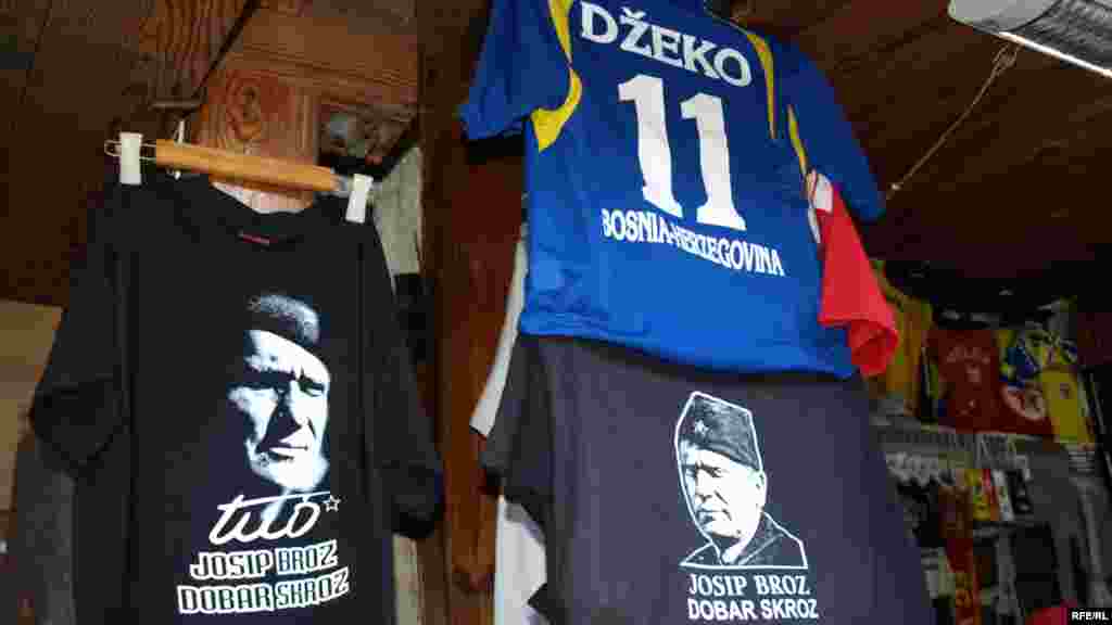 BiH - Najprodavaniji suveniri u Mostaru su oni sa likom fudbalera Edina Džeke i Josipa Broza Tita, 18. oktobar 2012. Foto: RSE / Mirsad Behram