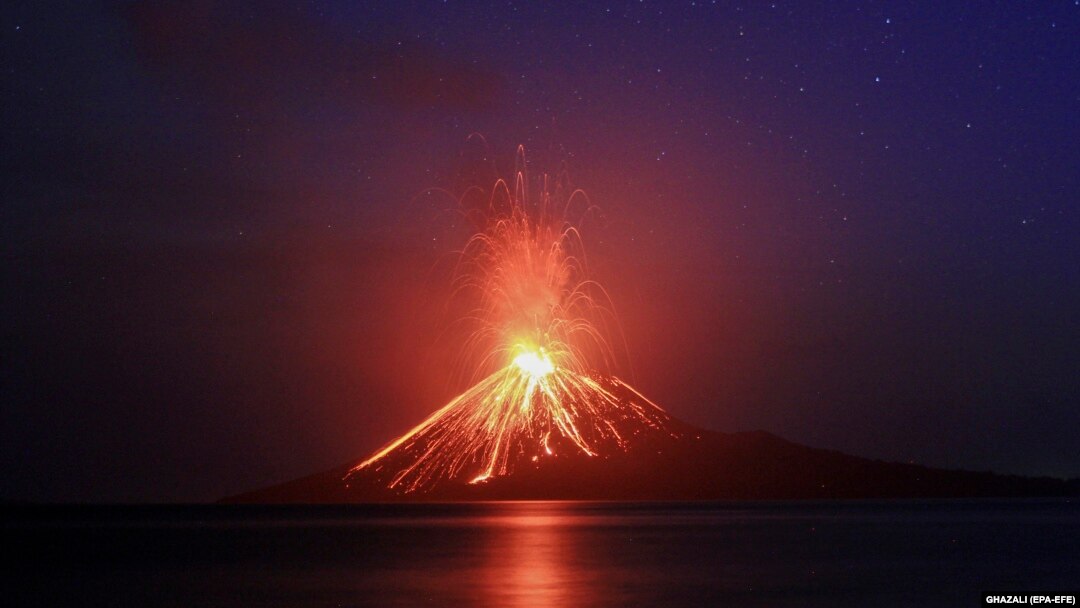 Anak Krakatoa izbacuje lavu