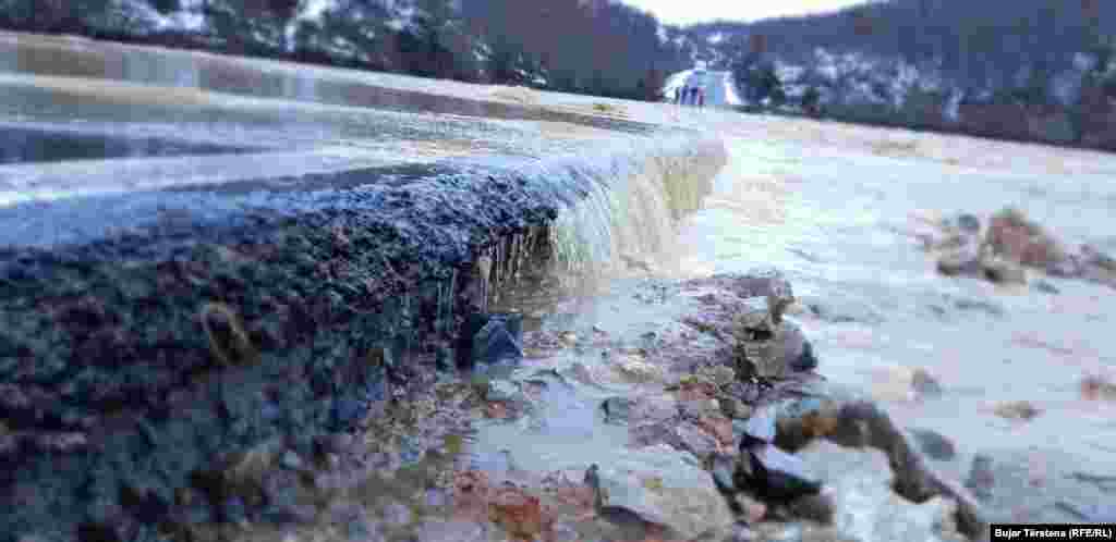 Víz borítja ezt a Klina környéki autóutat Koszovóban.