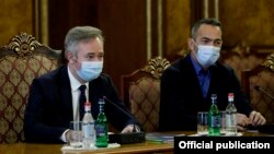 Armenia -- French Secretary of State Jean-Baptiste Lemoyne (L) and French-Armenian footballer Youri Djorkaeff at a meeting with Armenian Prime Minister Nikol Pashinian, Yerevan, November 28, 2020.