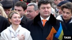 Юлия Тимошенко и Пётр Порошенко на площади Независимости (архивное фото)