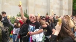 Поляки влаштували «банановий протест» – відео