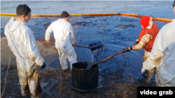 Очистка WWF реки, загрязненной нефтепродуктами, Коми