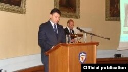 Էդուարդ Շարմազանովը Աթենքում ելույթ է ունենում «Ցեղասպանությունների եռամիասնություն. հայեր, հույներ, ասորիներ» միջազգային համաժողովում, 18-ը մայիսի, 2015թ․