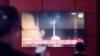 Një ekran televiziv shfaq një fotografi të lëshimit të raketës së Koresë së Veriut gjatë një programi lajmesh në një stacion autobusësh në Seul, Korenë e Jugut, 27 maj 2024.