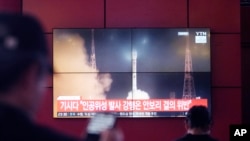 Një ekran televiziv shfaq një fotografi të lëshimit të raketës së Koresë së Veriut gjatë një programi lajmesh në një stacion autobusësh në Seul, Korenë e Jugut, 27 maj 2024.