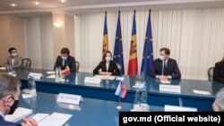 Președinta Maia Sandu, însoțită de ministrul de externe Nicu Popescu și vicepremierul pentru Reintegrare, Vladislav Kulminski, îl primește pe vicepremierul rus Dmitri Kozak, Dmitry, Chișinău, 11 august 2021. 