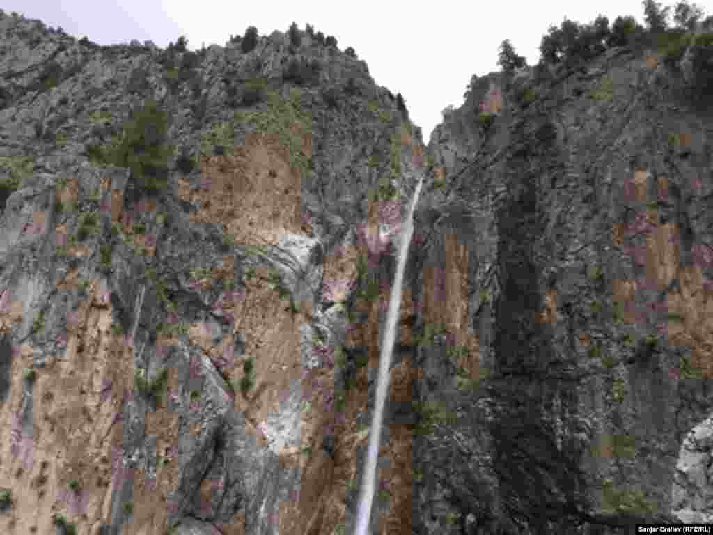 Высота Большого водопада превышает 200 метров. Добраться до него непросто. От ближайшего населенного пункта надо идти 5-6 км. Половину пути можно преодолеть на внедорожнике или верхом на лошадях. Далее идти придется пешком по горной местности.