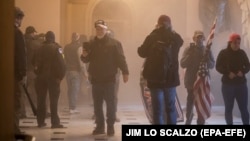 Prezident Donald Trampyň tarapdarlary Kapitol binasynyň içinde