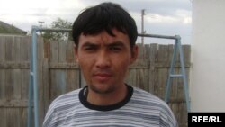 Мусульманин Диянат Ердешев, муж Самал Кисметовой. Село Ганюшкино Курмангазинского района Атырауской области. 1 сентября 2009 года.