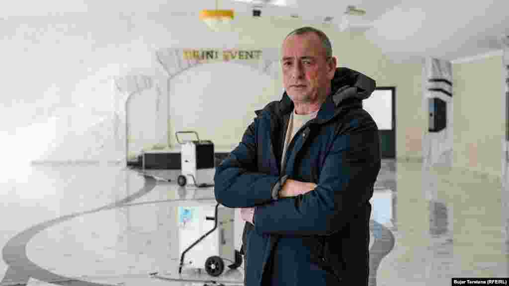 Ndërkohë, ndër vendet e tjera të prekura rëndë nga vërshimet e janarit është edhe Klina, ku kanë pësuar edhe bizneset.Ndër to është edhe restoranti i Bali Berishës në fshatin Volljakë, i cili pësoi dëme në vlerë qindra mijëra euro, sipas tij. “Rreth 130.000 euro është dëmi. Komuna e Klinës ka qenë, ka bërë fotografi, por nuk na ka lajmëruar”, tha Berisha për Radion Evropa e Lirë.