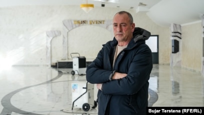 Ndërkohë, ndër vendet e tjera të prekura rëndë nga vërshimet e janarit është edhe Klina, ku kanë pësuar edhe bizneset.Ndër to është edhe restoranti i Bali Berishës në fshatin Volljakë, i cili pësoi dëme në vlerë qindra mijëra euro, sipas tij. “Rreth 130.000 euro është dëmi. Komuna e Klinës ka qenë, ka bërë fotografi, por nuk na ka lajmëruar”, tha Berisha për Radion Evropa e Lirë.