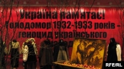 Експозиція з виставки «Розсекречена пам'ять: Голодомор 1932-1933 років в Україні в документах ГПУ-НКВД», Київ, 2007 р.