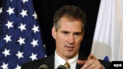 Senatorul Scott Brown din Massachusetts la o conferință de presă