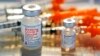 واکسن فایزر (راست) برای کودکان به نسبت مدرنا یک گام جلوتر است و اداره کنترل کیفیت دارو در آمریکا از چند هفته پیش تحقیقات برای صدور مجوز مصرف آن را آغاز کرده است.
