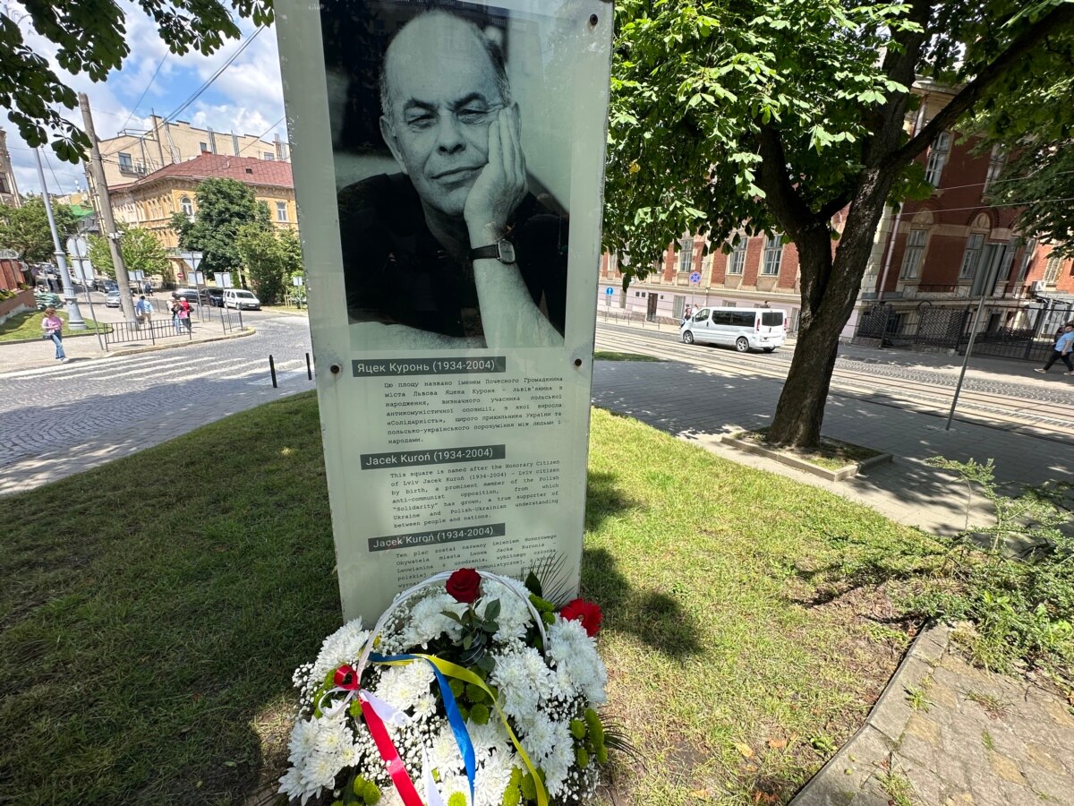 A memorial plaque to Jacek Kuron in Lviv