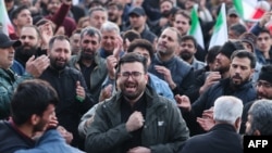 АКШ-Израил аба соккуларынын натыйжасында каза болгон Ирандын жогорку руханий лидери, аятолла Али Хаменеинин өлүмүнө кайгырган ирандыктар.<br><br><br>