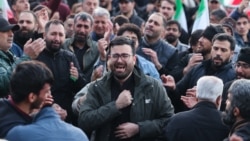 АКШ-Израил аба соккуларынын натыйжасында каза болгон Ирандын жогорку руханий лидери, аятолла Али Хаменеинин өлүмүнө кайгырган ирандыктар.<br><br><br>